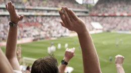 Fan jubelt auf der Tribüne im Stadion seiner Mannschaft zu