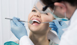 Patient unterzieht sich einer Behandlung beim Zahnarzt