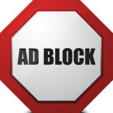 Achteckiges Schild mit der Aufschrift "AD BLOCK" und roten Umrandung