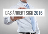 Ein Mann hält ein Schild mit der Aufschrift "Das ändert sich 2016" in der Hand.