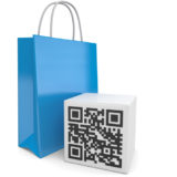 blaue Einkaufstüte neben einem weißen Würfel mit QR-Code