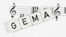 GEMA-Würfel auf Notenblatt.
