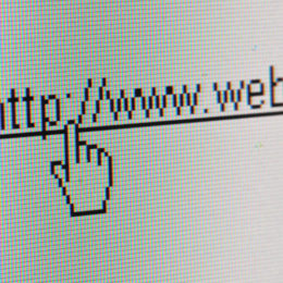 Maus-Cursor der auf einen Hyperlink auf einer weißen Webseite klickt