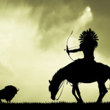 Indianer mit Pfeil und Bogen auf Pferd