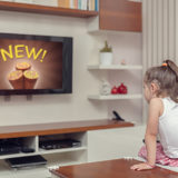 Mädchen sieht in Wohnzimmer fern, Fernseh-Werbung