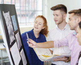 Team bei der Projektarbeit.