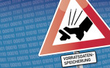 rot umrandetes Warnschild, auf dem zu sehen ist, wie ein Fuß auf die Bremse tritt, darunter steht Vorratsdatenspeicherung