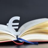 Aufgeschlagenes Buch mit Eurozeichen