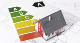 Energie-Effizienz-Klassen dargestellt unter dem Modell eines Hauses