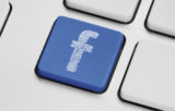 blaue Facebook-Taste auf einer Tastatur