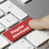 rote Taste mit der Aufschrift "illegaler download" auf einer Tastatur