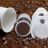 Kaffeebohnen in Kapseln und Pads
