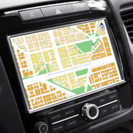 Navigationssystem, integriert in die Mittelkosole eines Autos