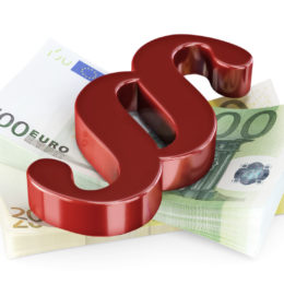 rotes Paragrafenzeichen auf einem Bündel 100€ Scheine, Streitwert