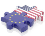 ein Puzzle-Teil mit der Flagge der EU zusammen mit einem Puzzleteil mit der Flagge der USA