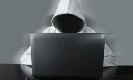 Anonymer Hacker hinter Computerbildschirm