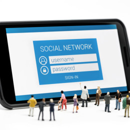 Social Network Login mit Modell-Figuren davor