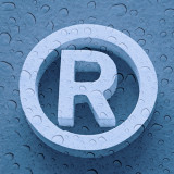Warenzeichen-Symbol vor blauem Hintergrund
