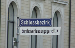 Wegweiser mit der Aufschrift Bundesverfassungsgericht