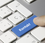 Tastatur mit blauer Taste "Kontakt"
