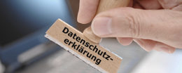 Aufdruck "Datenschutzerklärung" auf Holzstempel