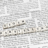 Schriftzug "Gegendarstellung" in Form von Würfeln