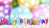 Schriftzug "Happy birthday" bestehend aus Kerzen