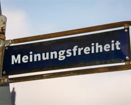 blaues Straßenschild mit der Aufschrift Meinungsfreiheit