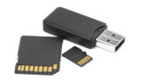 Schwarzer USB liegt neben Speicherkarte