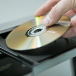 Einlegen eines Mediums in ein CD-Laufwerk