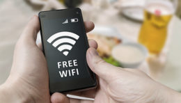 Free Wifi Symbol wird auf Smartphone angezeigt