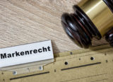 Akte mit Bezeichnung "Markenrecht" und Richterhammer