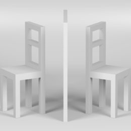 Stühle stehen neben einer Trennwand
