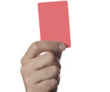 Hand hält eine rote Karte