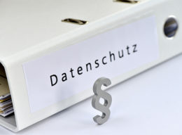 Paragraphenzeichen ist vor Ordner mit Aufschrift "Datenschutz" abgebildet