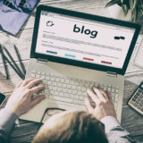Ein Mann schaut sich auf seinem Laptop einen Blog an.