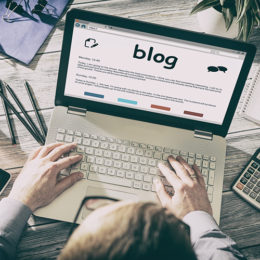 Ein Mann schaut sich auf seinem Laptop einen Blog an.
