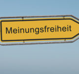 Gelbes Straßenschild mit der Aufschrift "Meinungsfreiheit"