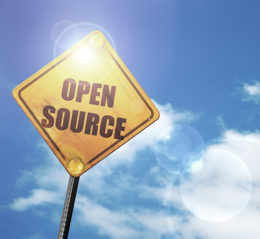 Schriftzug "Open Source" ist auf ein Straßenschild gedruckt