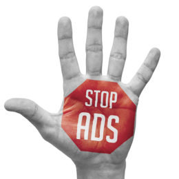 Aufschrift "Stop ADs" auf Handfläche steht für Adblocker