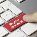 Tastatur mit roter Taste mit der Aufschrift "illegaler Download"