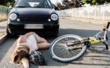 Auto_Fahrrad_Unfall_Frau liegt am Boden