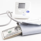 Blutdruckmessgerät mit Geldscheinen