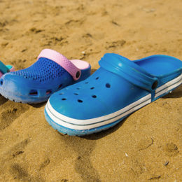 Crocs Sandalen auf Sandstrand