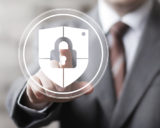 Ein Schutzschild symbolisiert die Sicherheit im Datenschutzrecht