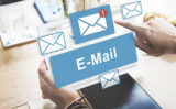 E-Mail Pop-Ups die vor dem Laptop-Bildschirm schweben