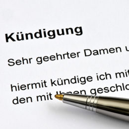 Kündigungsschreiben mit Stift