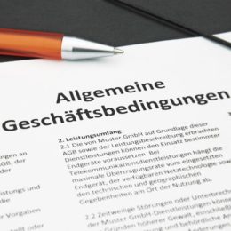 AGB-Formular mit orangenem Kugelschreiber
