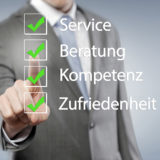 Mann gibt Bewertung zu Service und Zufriedenheit ab, grüne Häkchen