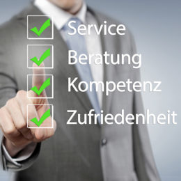 Mann gibt Bewertung zu Service und Zufriedenheit ab, grüne Häkchen